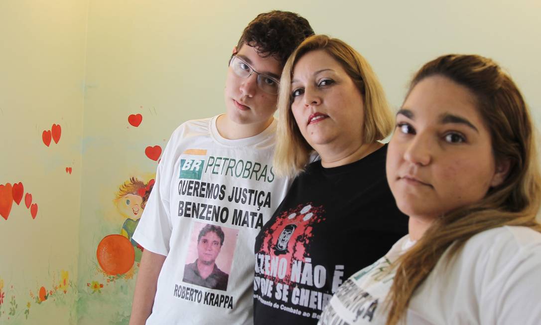 Júlia Krappa e os filhos, Juliana e Augusto. O marido, Roberto, morreu por intoxicação com benzeno Foto: Michel Filho / Agência O Globo