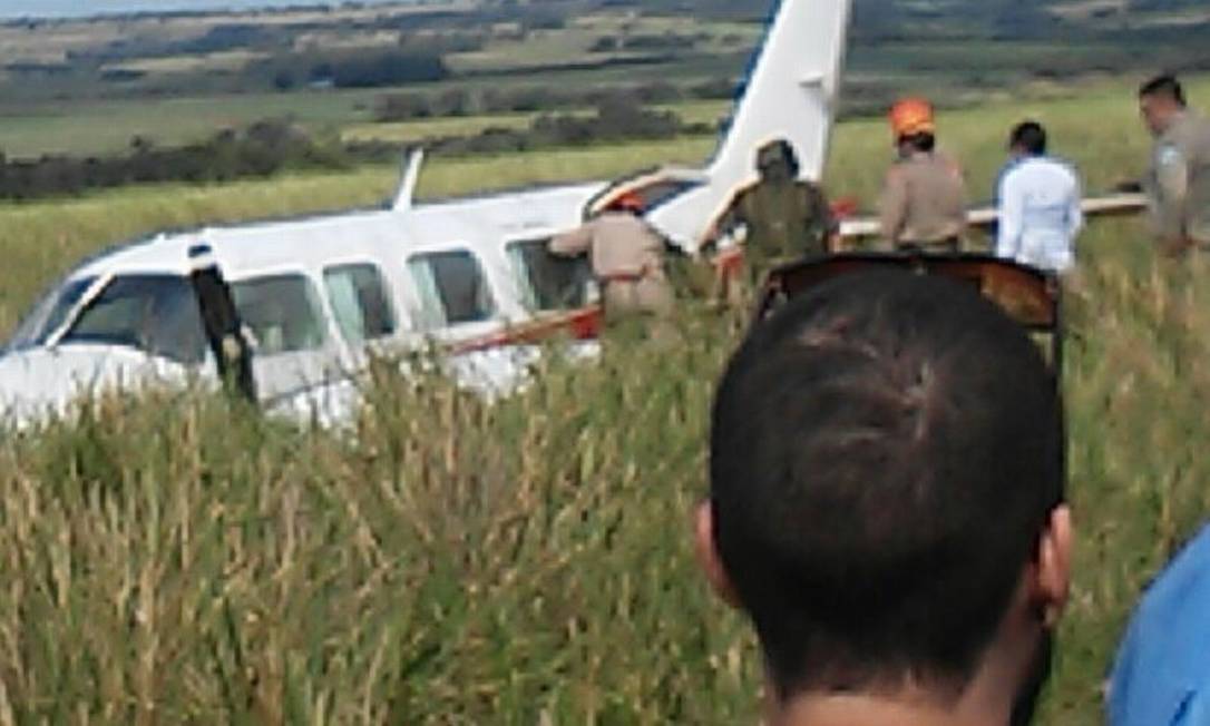Avião em que Angélica e Luciano Huck viajavam com os três filhos fez pouso forçado em fazenda no Mato Grosso do Sul Foto: Leitor ExtraWhatsApp / Agência O Globo