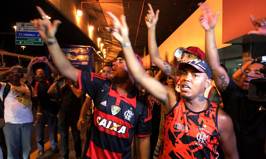 Flamengo Chega Ao Rio Sob Protesto De Torcedores Após Derrota Para O ...