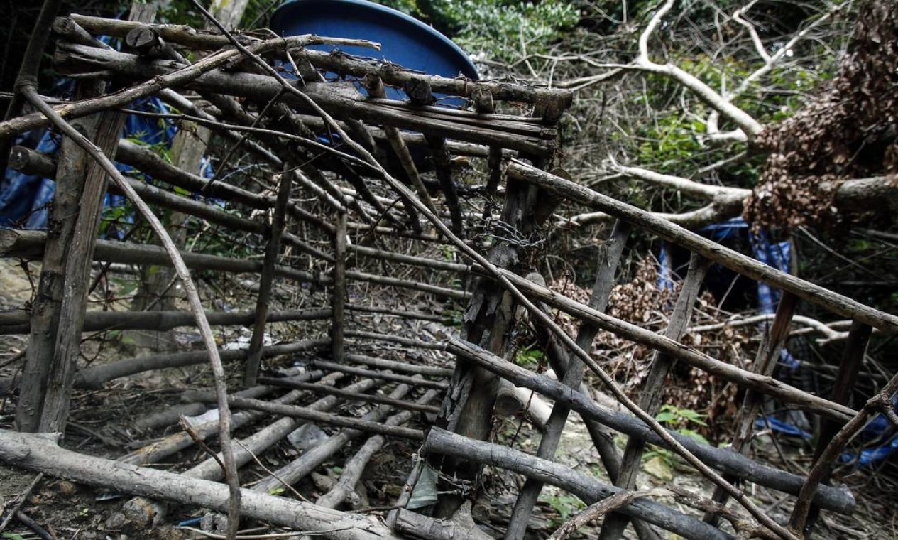 No local haviam celas semelhantes a gaiolas feitas em bambu Foto: Joshua Paul / AP