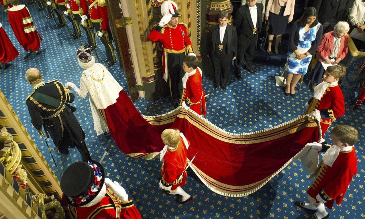 Na Galeria Real, Elizabeth aparece com a capa e a coroa Foto: POOL / Reuters