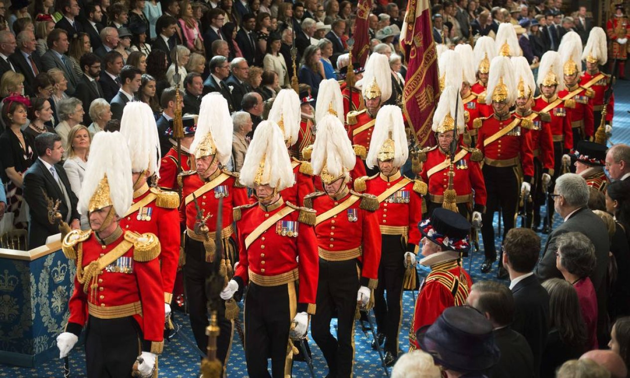 Membros da Cavalaria Household atravessam a Galeria Real durante o discurso da rainha Foto: Geoff Pugh / AFP