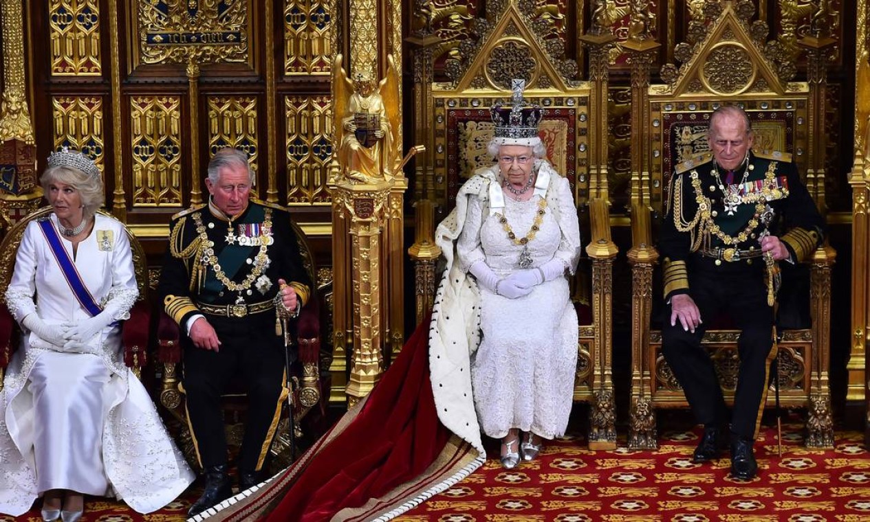 Elizabeth II na Câmara dos Lordes, ao lado do marido, Philip, do príncipe Charles e de Camilla: tradição Foto: Ben Stansall / AP