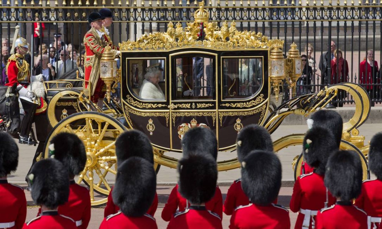 O trajeto do Palácio de Buckingham a Westminster é feito de carruagem Foto: Justin Tallis / AFP