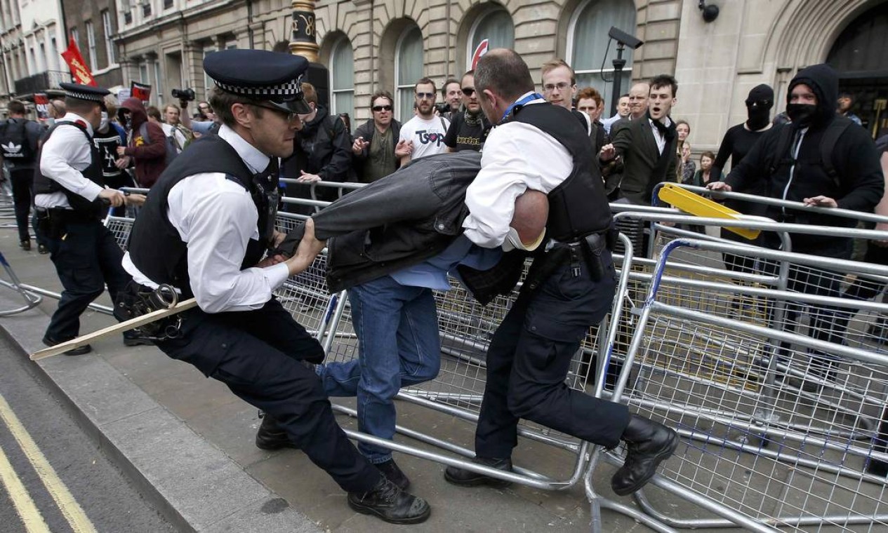 Policiais prendem um manifestante no centro de Londres Foto: PETER NICHOLLS / REUTERS