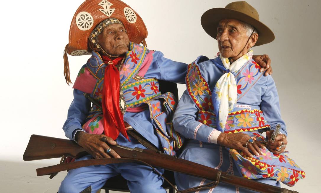 
Moreno e Durvinha posam, com roupas típicas dos cangaceiros, para a câmera do diretor Wolney Oliveira.
Foto:
Divulgação
