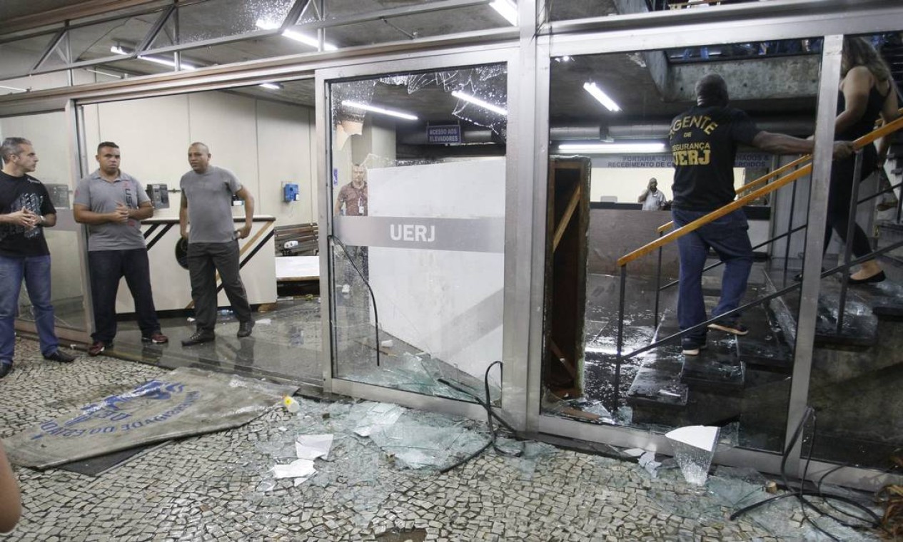 Vidro da entrada principal da Uerj foi quebrado durante o tumulto Foto: Marcelo Carnaval / Agência O Globo