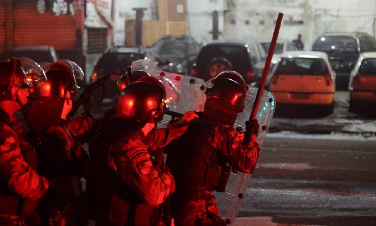 Batalhão de Choque foi acionado e houve confronto na avenida Foto: Marcelo Theobald / Agência O Globo
