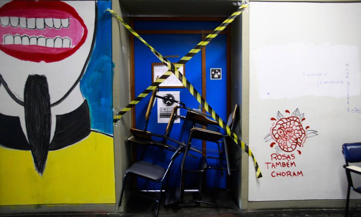 Sala de aula do 11º andar, do Instituto de Artes, tem a entrada bloqueada com cadeiras Foto: Barbara Lopes / O Globo