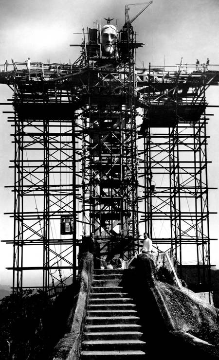 Engenheiros e operários comemoram a colocação da cabeça da estátua no Corcovado Foto: Acervo AGCRJ