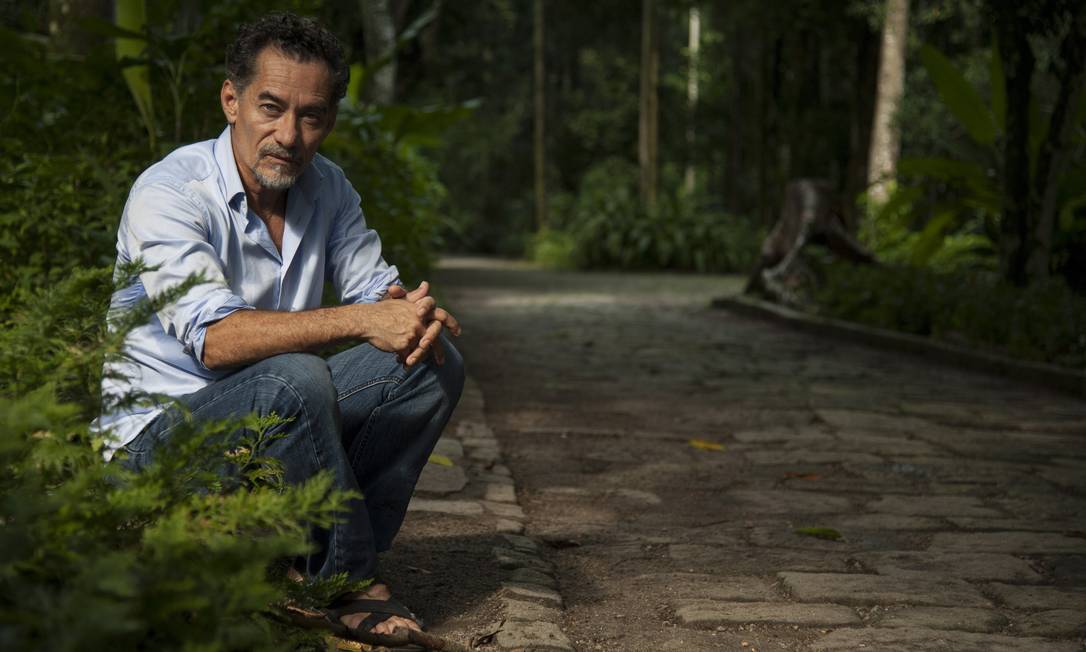 
Chico Diaz, no Parque Lage: ator nasceu na Cidade do México e se mudou ainda jovem para o Jardim Botânico
Foto:
Adriana Lorete
/
Agência O Globo
