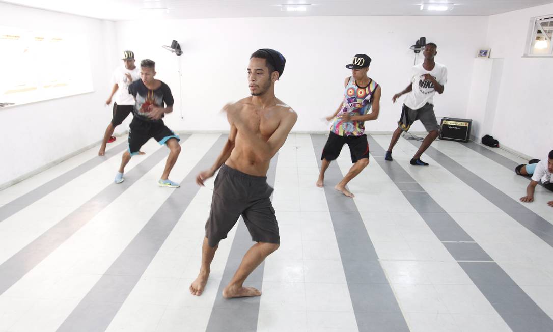 
A partir da esquerda, os dançarinos Nego, CL, Leony, GN e Michel
Foto:
/
Pedro Teixeira/21-05-2015
