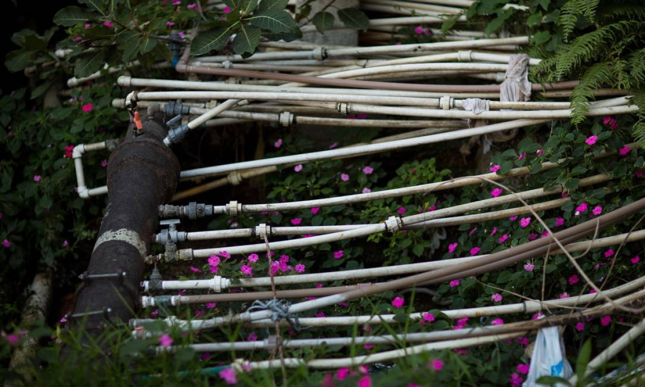 Emaranhados de tubos e fios a céu aberto são sinais evidentes de gatos de água e energia elétrica Foto: Daniel Marenco / Agência O Globo