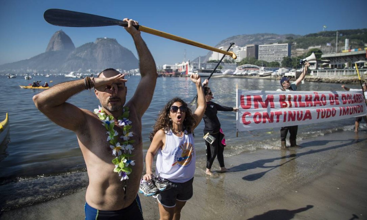 Banhistas apoiam o protesto contra a poluição na Baía de Guanabara: ato teve apitaço no Rio e em Niterói Foto: Agência O Globo