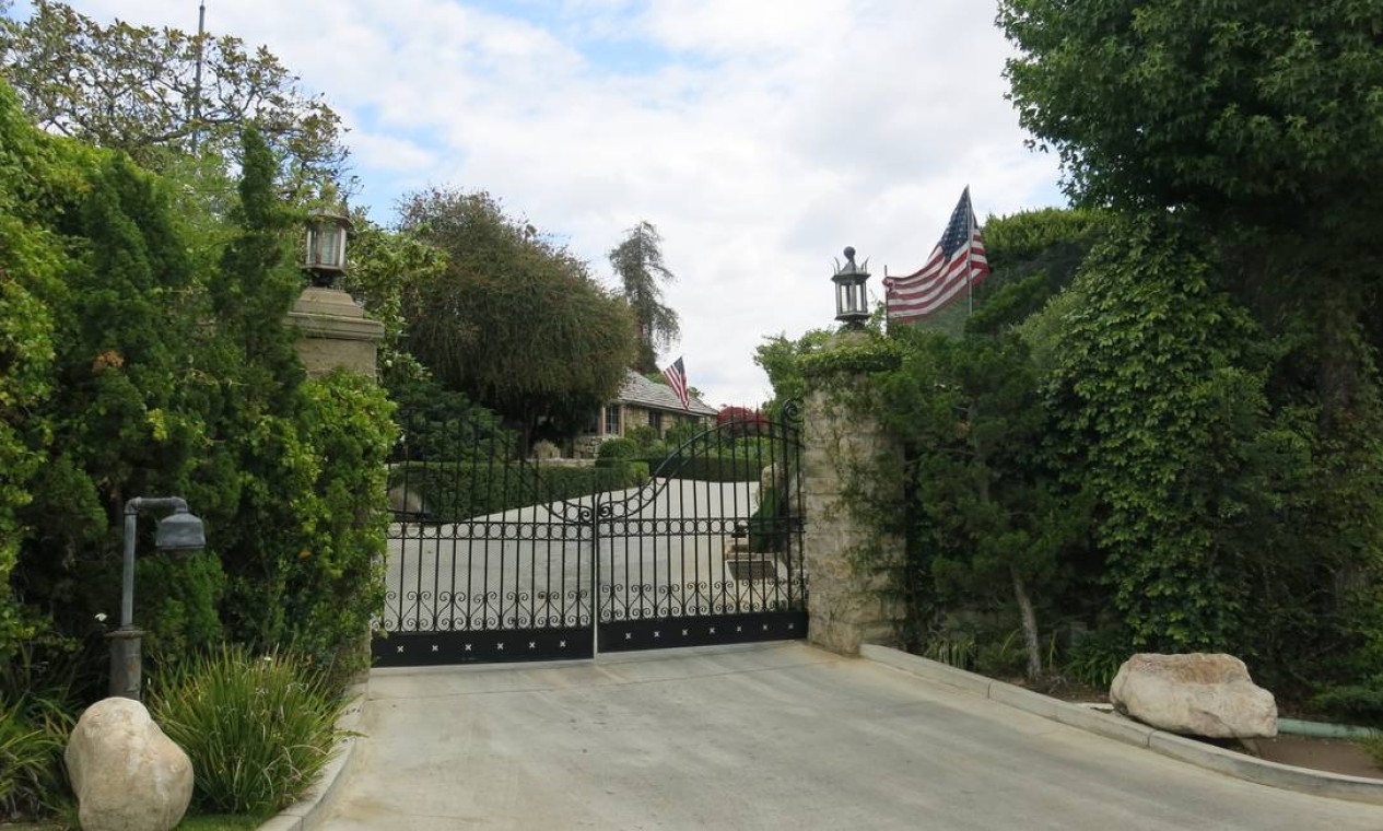 A mansão onde Hugh Hefner, fundador da Playboy, mora com as suas coelhinhas, em Beverly Hills Foto: Bruno Rosa / Agência o GLOBO