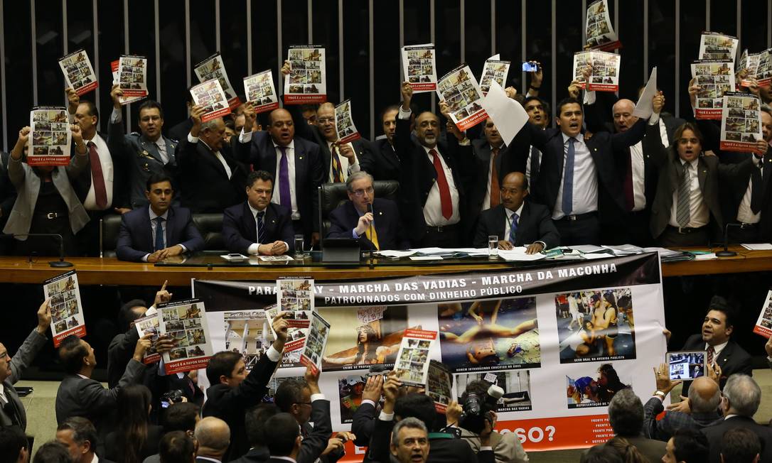 
Parlamentares das bancadas católicas e evangélicas manifestam no plenário da Câmara contra o uso de símbolos religiosos em parada gay realizada no fim de semana em São Paulo
Foto:
Ailton de Freitas
/
