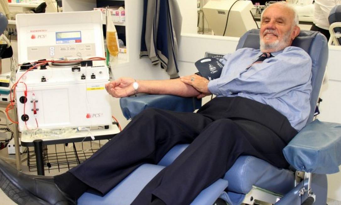 O 'homem do braço de ouro', que se aposentou após salvar 2,4 milhões de  bebês com doações de sangue - BBC News Brasil