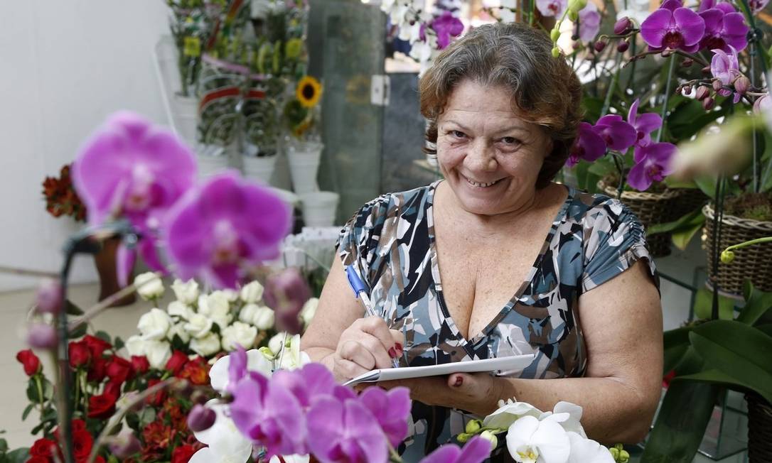 As pessoas estão mais apaixonadas', diz anotadora de recados de amor em  floricultura - Jornal O Globo
