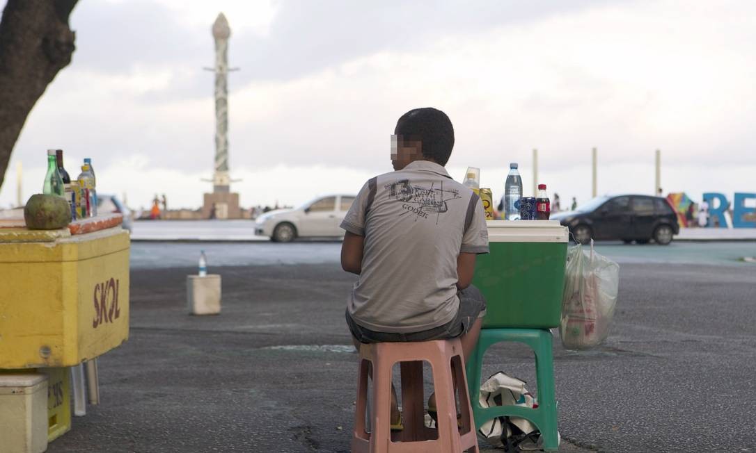 Segundo o MPT, crianças e adolescentes trabalham em setores como agricultura, pecuária, comércio, construção civil, nas ruas e suas próprias residências. Na foto, criança vende bebidas no bairro de Recife Antigo - Arquivo Foto: Hans von Manteuffel / Agência O Globo