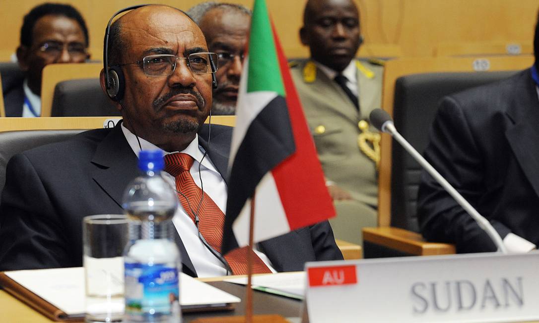 
Bashir, que participava de cúpula da União Africana, havia restringido viagens a países aliados no continente e no Oriente Médio
Foto:
SIMON MAINA/AFP
/
