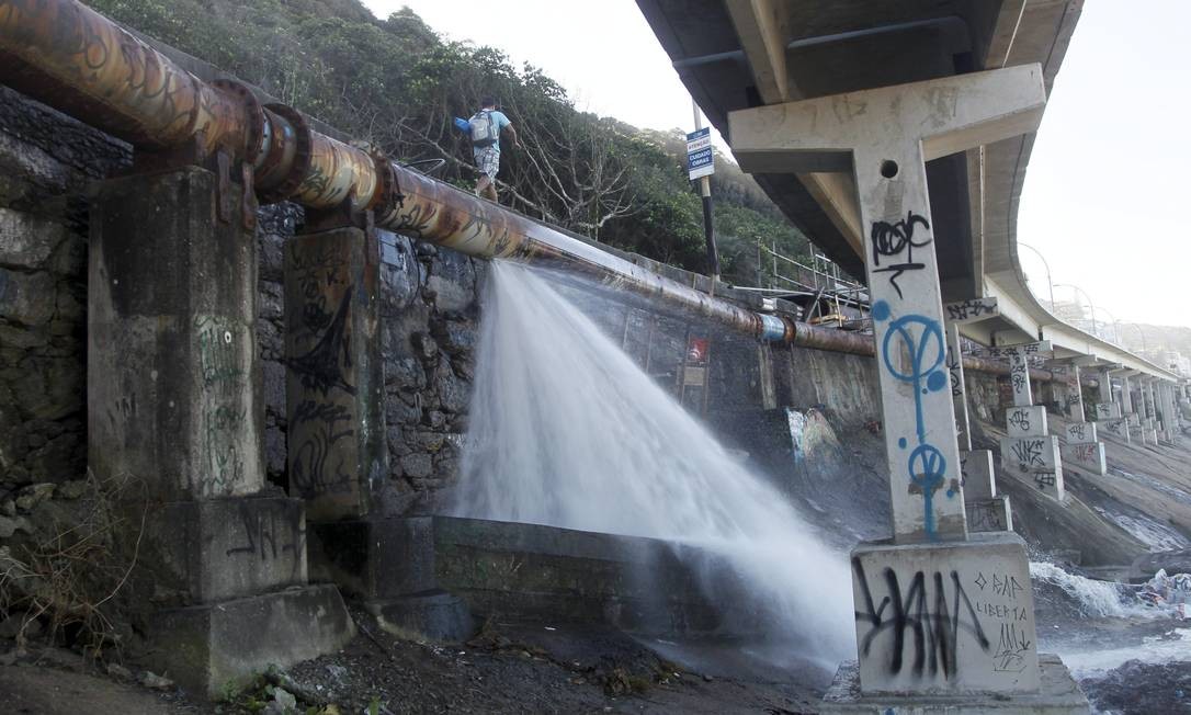 Cano Se Rompe E Vazamento Cria Cachoeira De Esgoto Na Praia De São Conrado Jornal O Globo