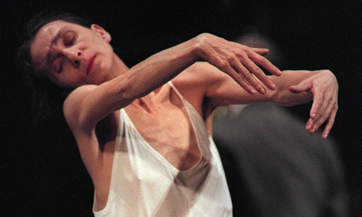 Companhia criada pela alemã Pina Bausch estreia obra tripla e