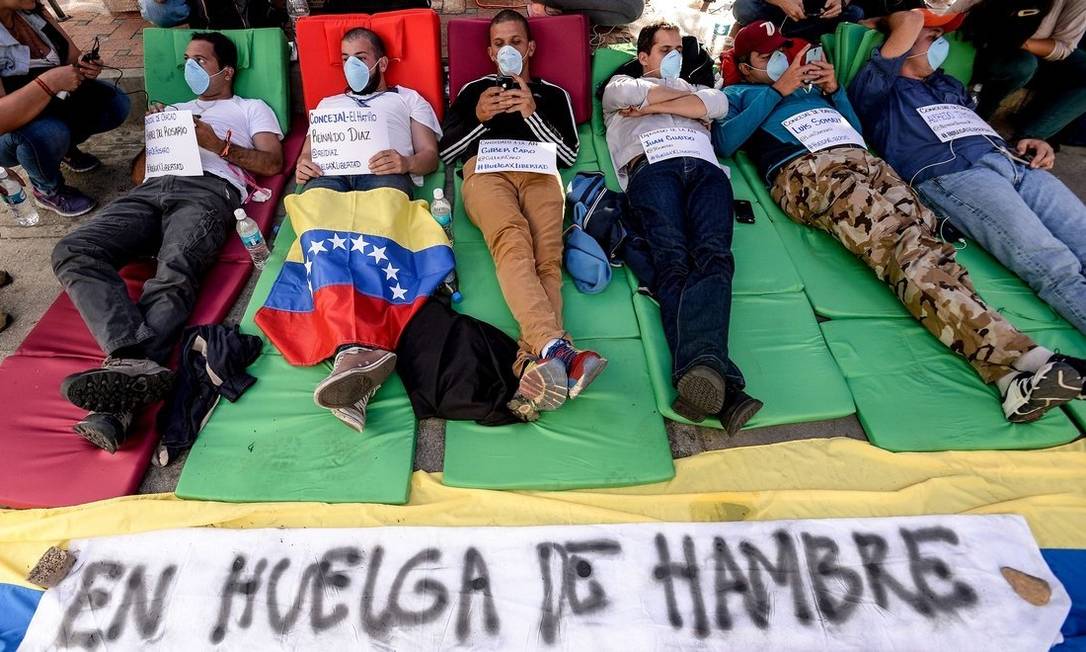 
Membros do partido Vontade Popular em greve de fome em Caracas: já são mais de cem no país
Foto: FEDERICO PARRA / AFP/11-6-2015