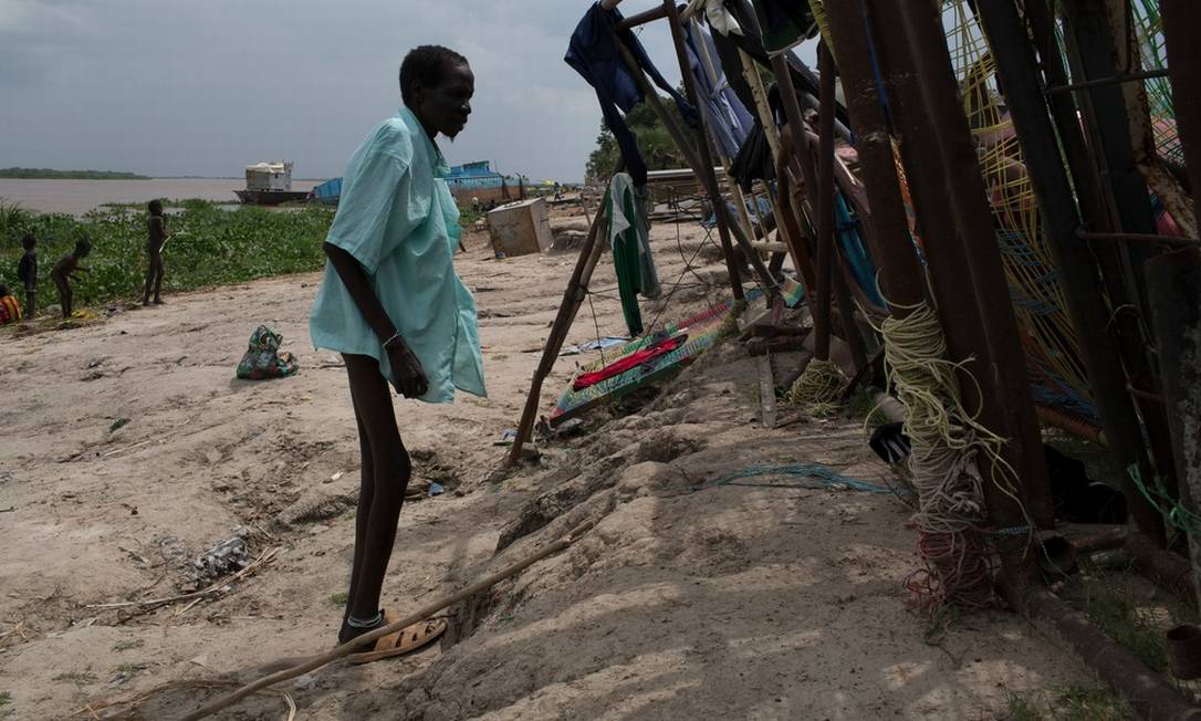 
Por causa da guerra civil, ao longo de mais de um mês, nenhuma ajuda humanitária conseguiu chegar em Wau Shilluk, um pequeno vilarejo no Sudão do Sul
Foto:
Tyler Hicks
/
The New York Times
