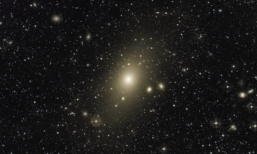 
O enorme halo em torno da galáxia elíptica gigante Messier 87, a maior no Aglomerado de Virgem: astrônomos encontraram evidências de que ela absorveu um galáxia espiral de tamanho médio no último bilhão de anos
Foto:
Chris Mihos (Universidade Case Western Reserve )/ESO

