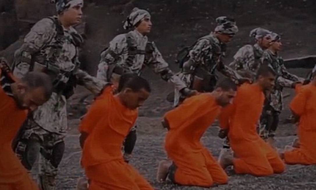 
Экстремисты Исламского Государства вынуждены встать на колени 12 жертвам
Фото: Репродукция / Видео 