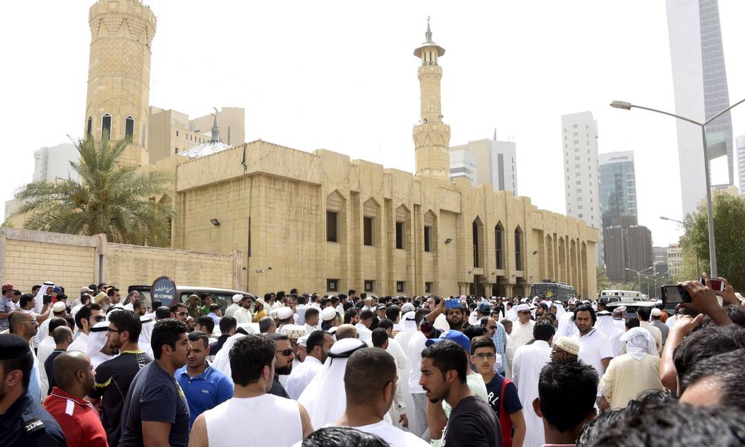 
Multidão cerca a mesquita do imã Sadiq, na Cidade do Kuwait
Foto:
/
REUTERS

