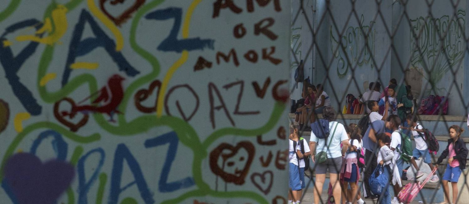 No Ciep Gustavo Capenama, na Maré, os próprios alunos decoram os muros da escola Foto: ANTONIO SCORZA / Agência O Globo