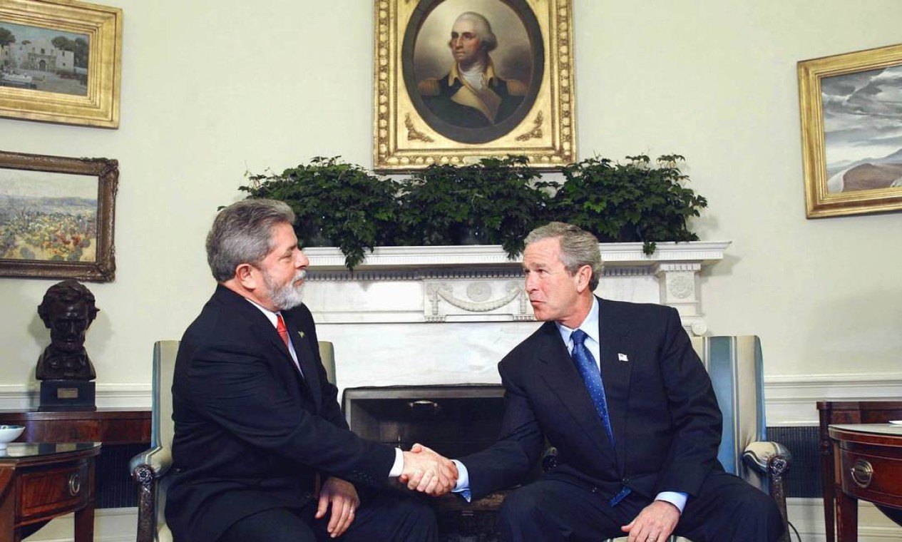 Lula e Bush eram próximos, e Lula chegou a afirmar, anos depois, que o republicano era mais democrático no trato que Obama. Após o primeiro encontro, em 2003, Bush teria dito a um assessor: “Eu gosto desse cara. Não tem enganação: ele é aquilo que aparenta”. Ao sair da Presidência dos EUA em 2008, Bush ligou pessoalmente para se despedir de Lula Foto: Divulgação / Abr