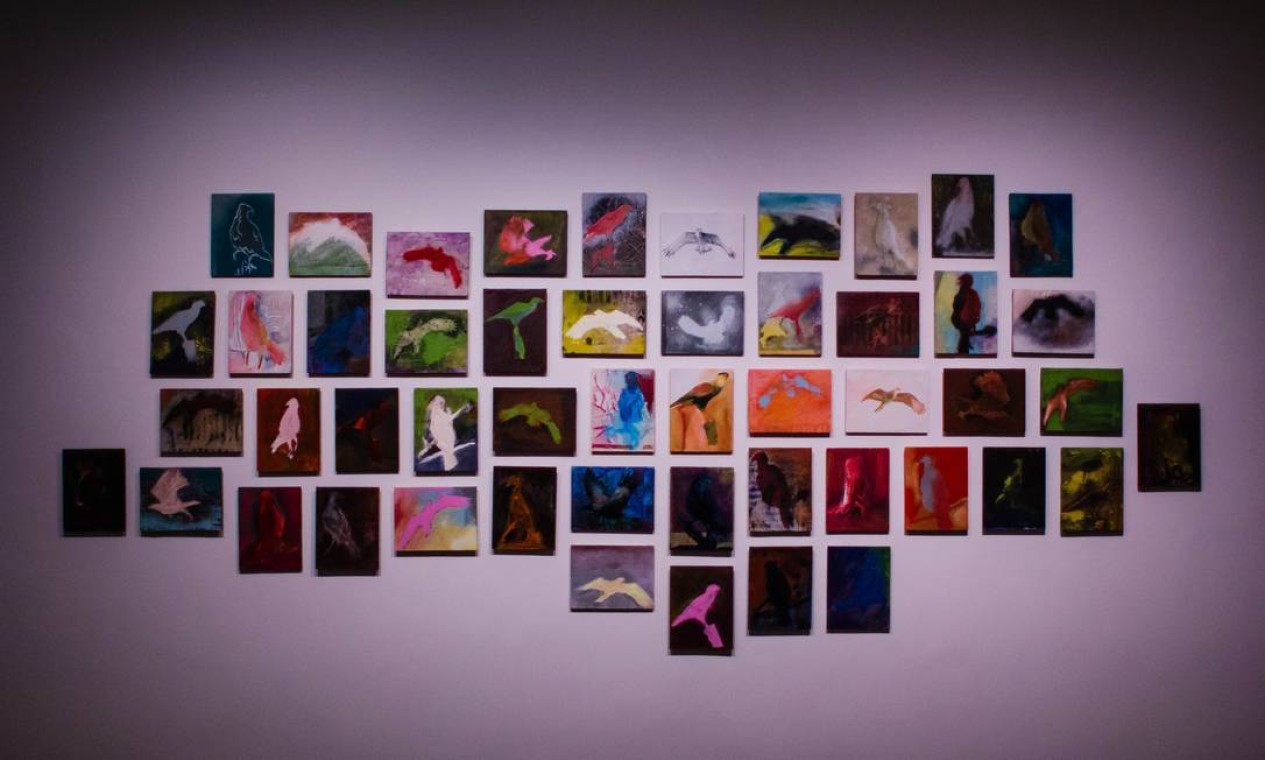 Obra de Roberto Tavares, feita especialmente para a exposição, retrata 50 carcarás diferentes Foto: Catarina Ribeiro