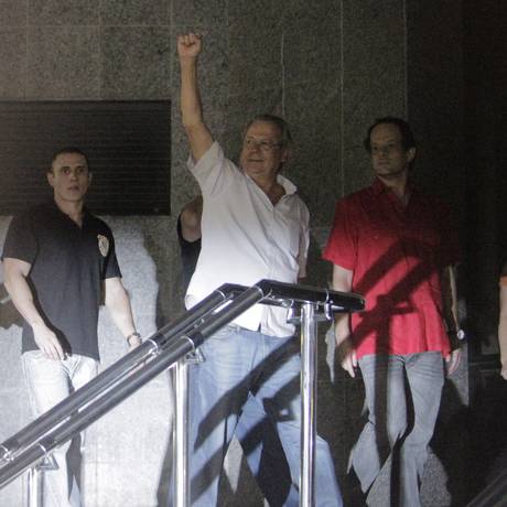 Dirceu ao ser preso pelo mensalão Foto: Eliaria Andrade / Agência O Globo