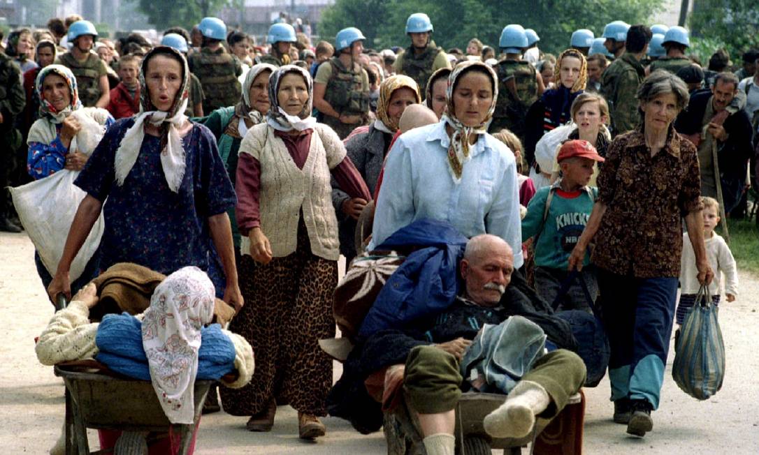 Refugiados de Srebrenica fogem a todo custo em 1995 Foto: REUTERS