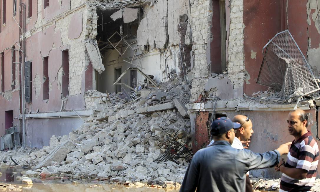 Consulado italiano teve estrutura atingida Foto: MOHAMED ABD EL GHANY / REUTERS