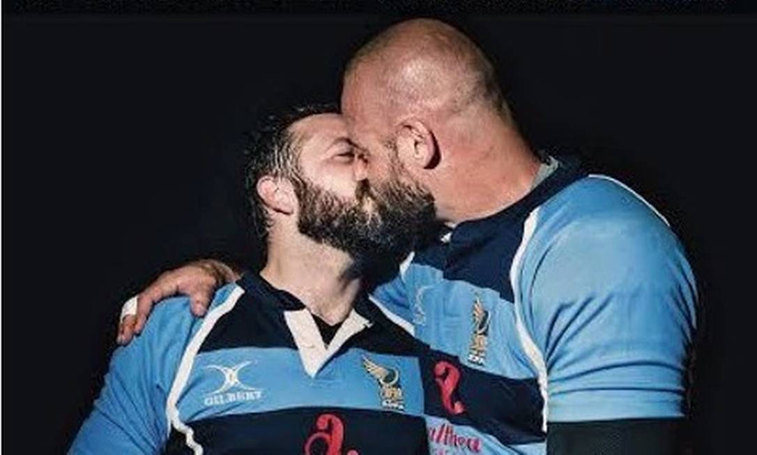 Capa de revista italiana com beijo de jogadores de rugby gays causa polêmica Jornal O Globo