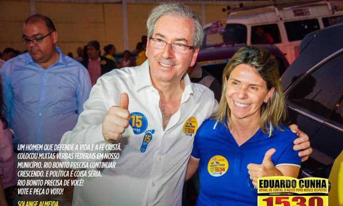 Foto postada no facebook do deputado Eduardo Cunha (PMDB-RJ) em que ele aparece com a prefeita de Rio Bonito, Solange Almeida, na campanha eleitoral de 2014 Foto: Reprodução da internet