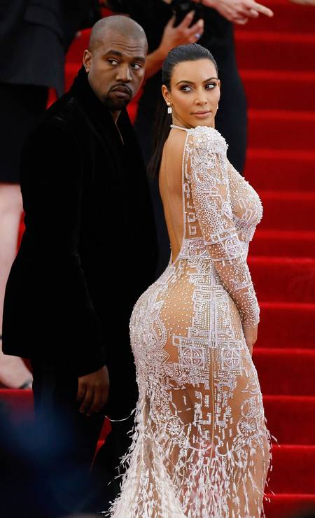 Desde o momento em que Kim Kardashian pisou no tapete vermelho do baile de gala do MET, nesta segunda-feira, em Nova York, não se falou de outra coisa: seu bumbum - sempre ele. Desta vez, ela escolheu um vestido justo, by Roberto Cavalli, e transparente. Ou seja: não tinha como passar em branco - mesmo Foto: John Lamparski / AFP