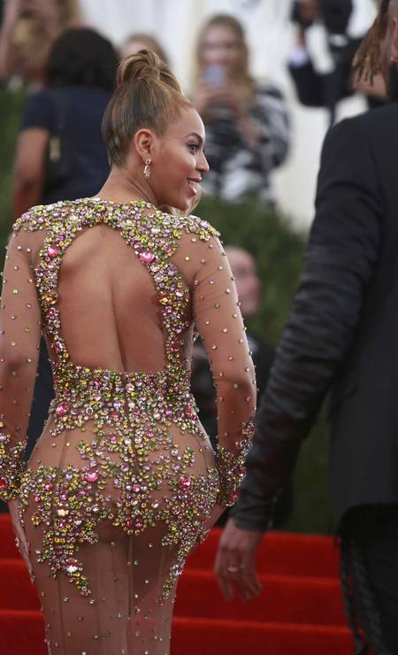 Beyoncé também "causou" com seu longo transparente e justo Foto: ANDREW KELLY / REUTERS