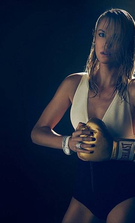 Charlize Theron mostra boa forma ao ser fotografada com trajes esportivos -  Quem