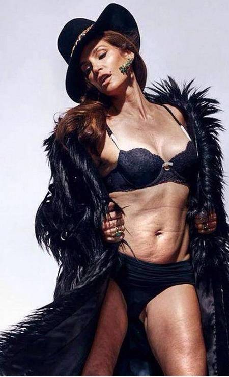 Cindy Crawford: foto da revista 'Marie Claire' revela corpo da top model aos 48. Imagem vazou na web antes mesmo de a revista chegar às bancas Foto: Divulgação