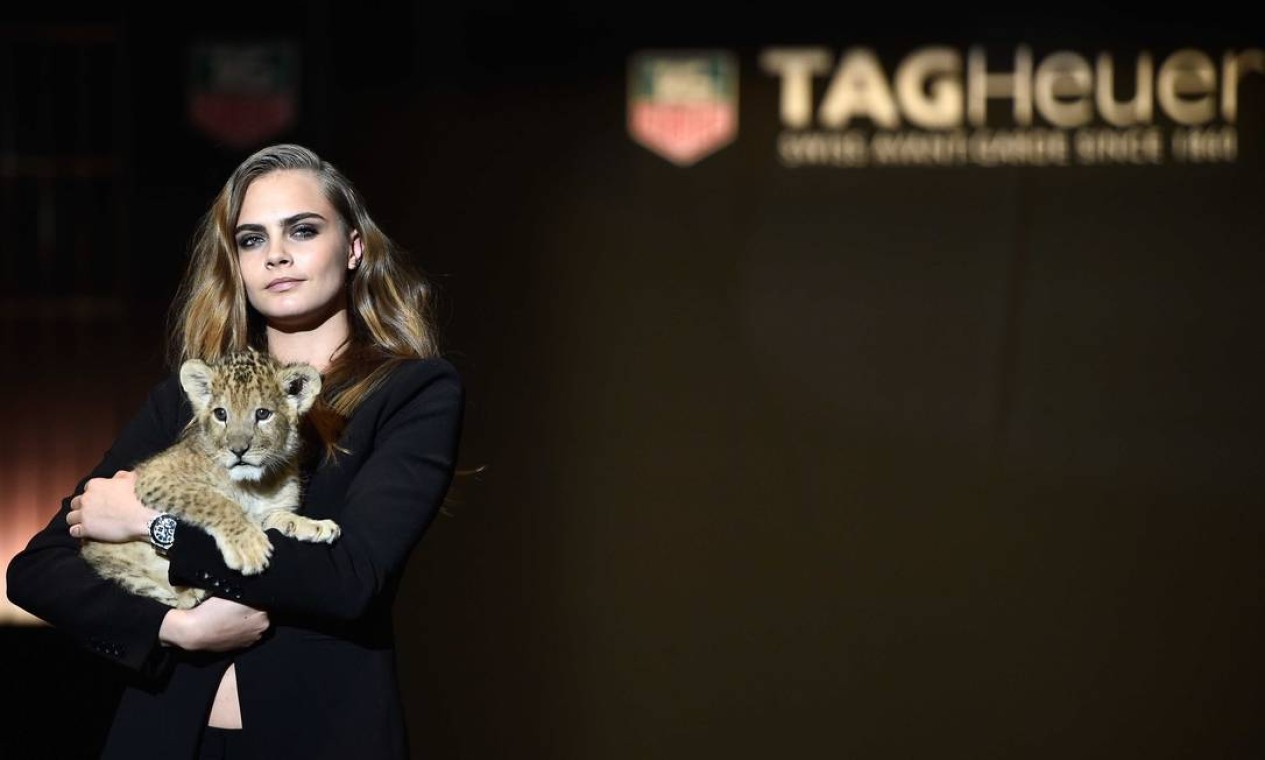 Cara Delevingne desfila com le o em lan amento de marca de