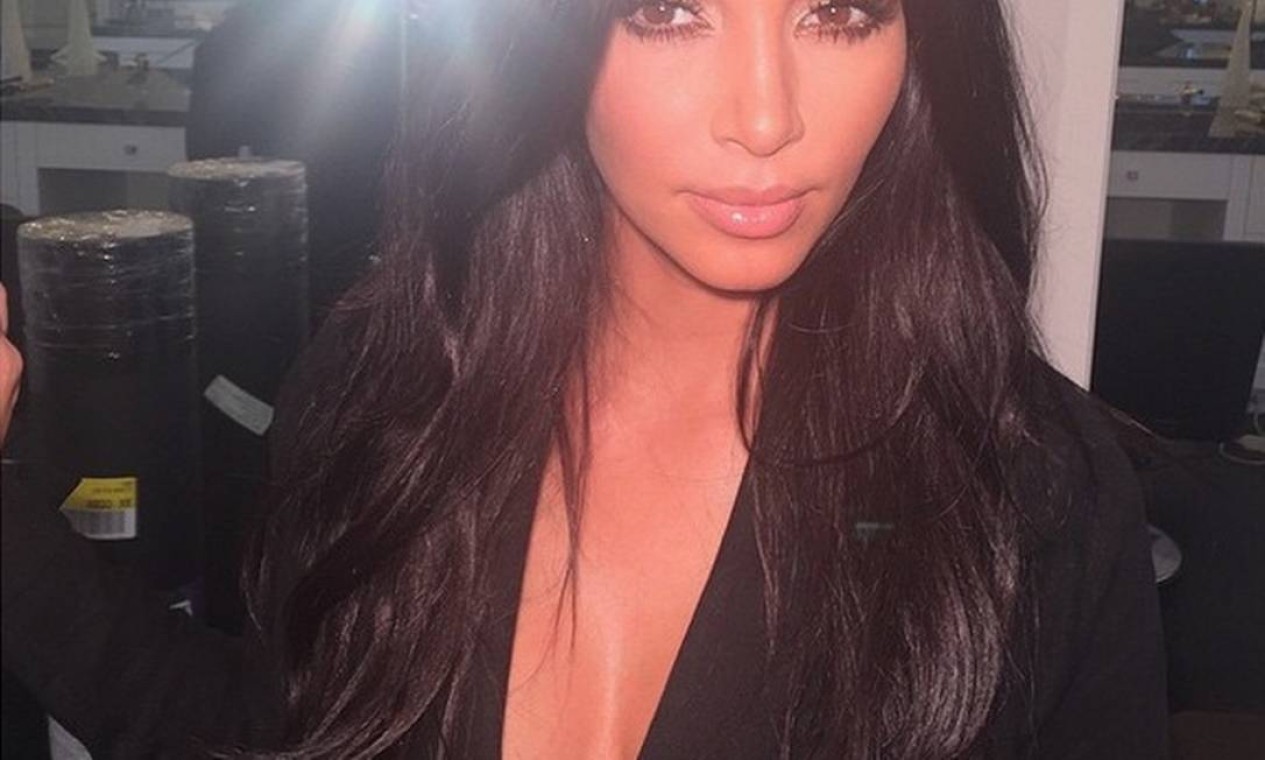 Kim Kardashian Surge De Decot O Em Foto No Instagram Jornal O Globo