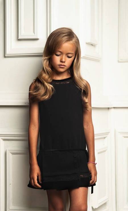 Apesar de ter apenas 9 anos, Kristina Pimenova posa com looks mais adultos, como este vestido preto Foto: Reprodução/ Facebook