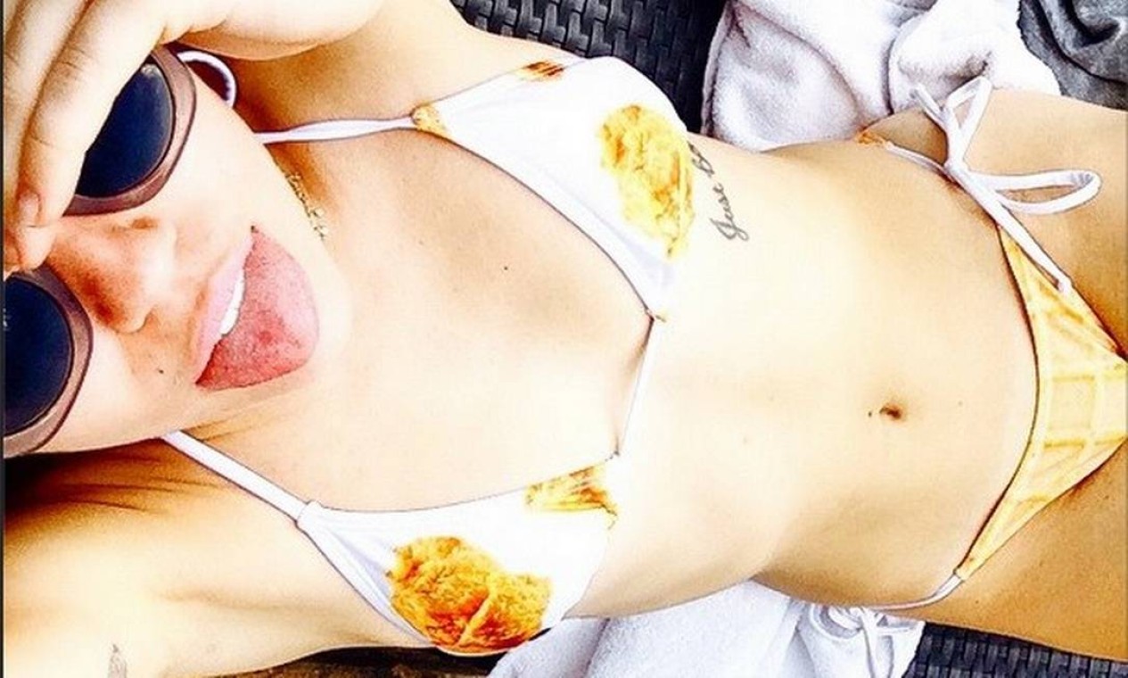 Sempre divertida, Miley Cyrus já usou sutiã cortininha e calcinha de lacinho com estampas de comida Foto: Reprodução/ Instagram