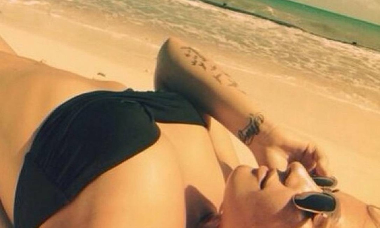 Demi Lovato é fã do sutiã tomara-que-caia Foto: Reprodução/ Instagram