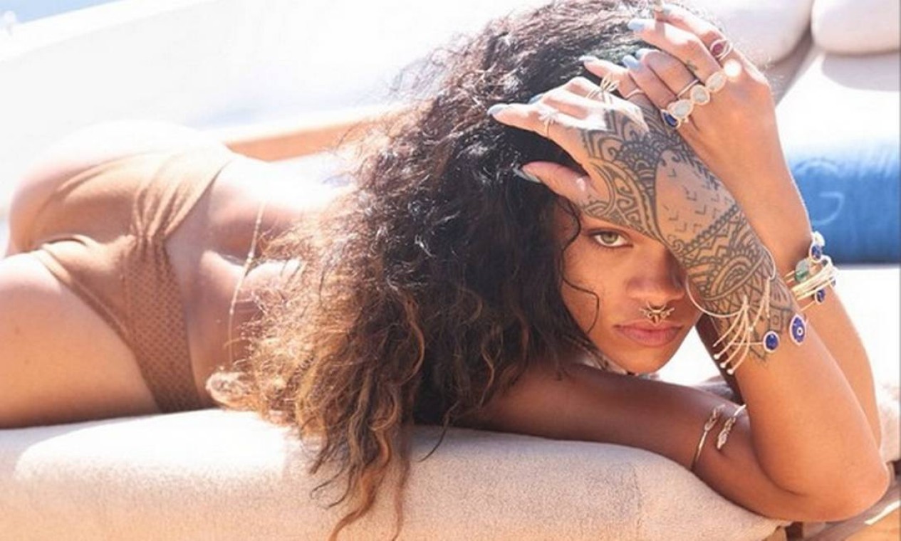 Rihanna: calcinha comportada e em tom terroso Foto: Reprodução do Instagram