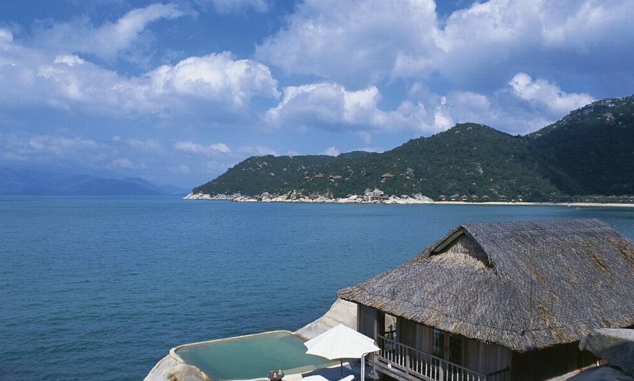 Pensando em destino para a lua de mel? Uma cabana do Hotel Six Senses, na baía de Ninh Van, em Nha Trang, foi eleita "o quarto mais sexy do mundo" pelo Smith Hotel Awards, que premia os melhores no setor de hotelaria Foto: Divulgação